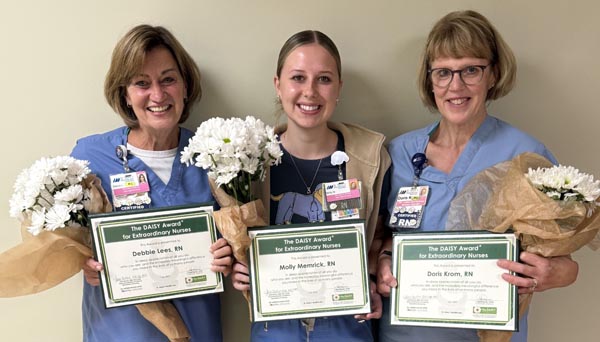 nurses receiving daisy award